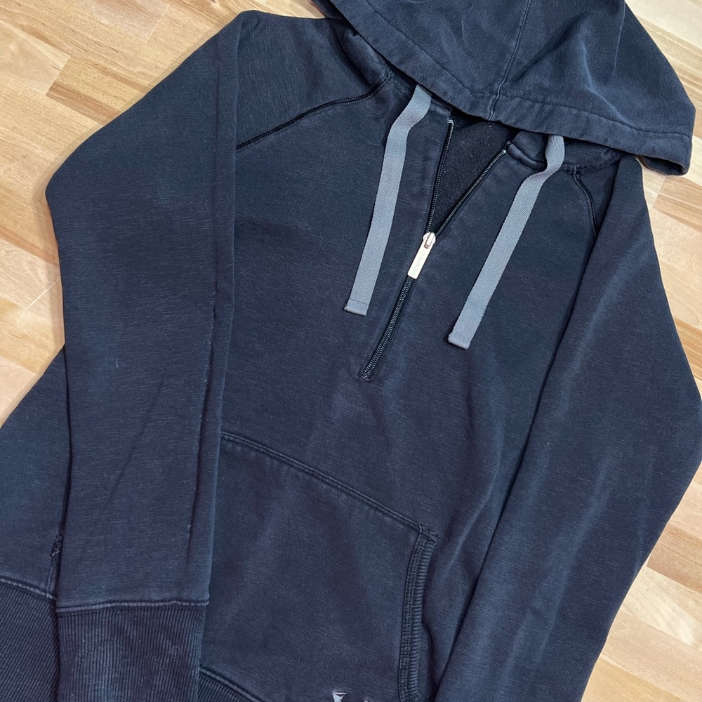 Women’s Under Armour 1/2 zip Sweat Shirt/ Hoodie Women’s size Medium